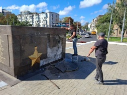 В Одессе Ганул с подельниками сорвал с монумента Города-героя Орден Ленина и Золотую Звезду