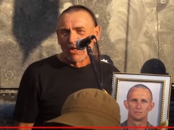 «Я проклинаю тебя и все кодло, которое вокруг тебя», — отец погибшего солдата Журавля — Зеленскому
