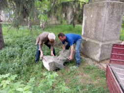 На Полтавщине в Решетиловке нацисты снесли памятник Горькому