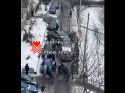 В Ровно граждане заблокировали машину ТЦКашников и помогли сбежать мобилизованным