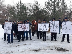 “Против незаконных действий руководства”: в Кривом Роге люди протестовали под зданием суда