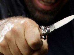 В Кривом Роге мужчина, отбиваясь от мобилизации, ранил ножом двух ТЦКашников