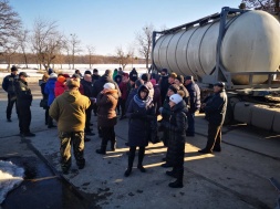 Протест в Гадяче: люди ложатся под колеса автомобилей и ночуют на улице