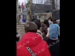 В Запорожье толпа женщин смело отбивала у полицаев «ухилянтов»