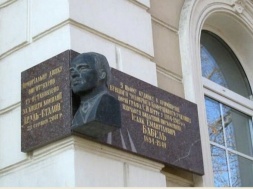 В Николаеве украинствующие снесли мемориальную доску Исааку Бабелю