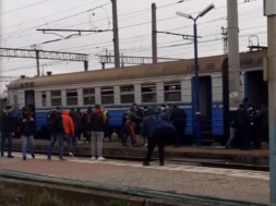 На Дніпропетровщині із бійкою затримували футбольних фанатів, що палили фаєри в електричці