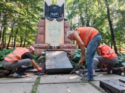 В Черновцах снесли братскую могилу советских воинов, погибших за освобождение Буковины