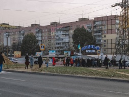 В Днепре колонна людей перекрыла Донецкое шоссе