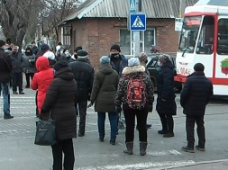 Перекрили рух транспорту. У Запоріжжі проти карантину протестували працівники ринку