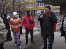 В Приднепровске родители вышли на митинг против директора школы