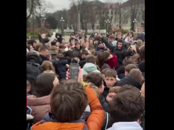 Массовая давка и драка случилась в Тернополе из-за раздачи бесплатных бутербродов
