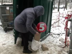 В Киеве на Теремках жители многоэтажек выносят свои нечистоты на улицу в биотуалет