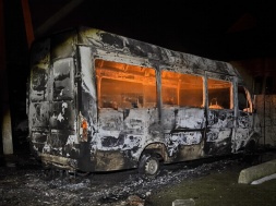 На Днепропетровщине в Павлоградском районе неизвестные сожгли бус волонтёров