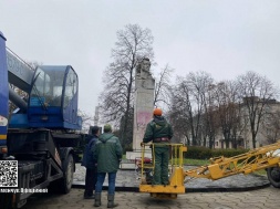 В Кременчуге отбойными молотками снесли памятник Пушкину