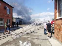 Черный дым столбом и перекрытая улица: в Днепре горели ангары с машинным маслом