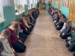 На переменах в украинских школах дети стоят на коленях в минуте молчания