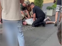 В Одессе убегающий от людоловов мужчина ударил ножом ТЦКашника