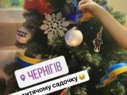 В детском саду Чернигова праздничную ёлку украсили картонками, на которых изображён горящий Кремль