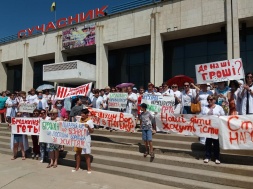 "Мы не рабы": в Энергодаре под ДК митинговали медики