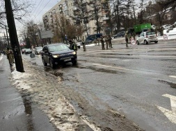 В Киеве наставили блокпосты и теперь всем проезжающим раздают там повестки