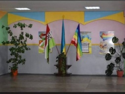 Руководство сельской школы на Винничине рядом с государственным флагом вывесило флаг ЛГБТ