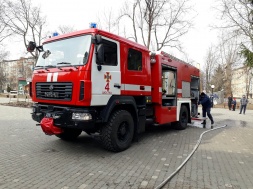 Рятувальники гасили пожежу та евакуйовували людей з другого поверху Центру «Зірка»