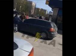 В Виннице женщина с битой вскочила на капот ТЦКашной машины, пытаясь спасти своего мужа