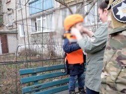 Жители Авдеевки прячут своих детей от насильственной эвакуации вглубь Украины