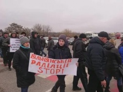 Под Запорожьем назревает бунт: сотни людей перекрыли трассу