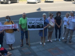 Біля Полтавської міськради влаштували акцію проти зведення багатоповерхівки