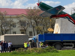 В Запорожье снесли памятник советским лётчикам