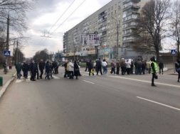 В Сумах фрунзенцы снова перекрыли дорогу