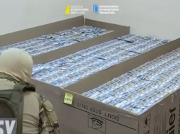 Следователи НАБУ при обыске у Жумадилова обнаружили 140 млн. долларов в коробках от холодильников