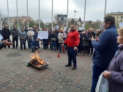 В Днепре под горсоветом прошёл митинг за справедливые тарифы на тепло