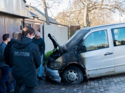 В Днепре на Добролюбова подожгли Mercedes Vito