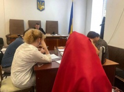 В Одессе суд осудил женщину, которая развернула в прошлом году флаг России, к психиатрическому лечению