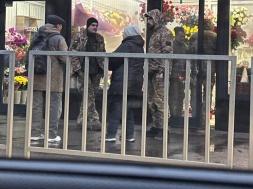 На 8 Марта ТЦКашники устроили возле цветочных магазинов засады на мужчин