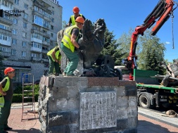 В Кременчуге снесли памятник Матросам Днепровской флотилии