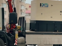 В Одессе чиновники подогнали к ЖК генератор, пофоткались на его фоне, а потом загрузили в машину и увезли