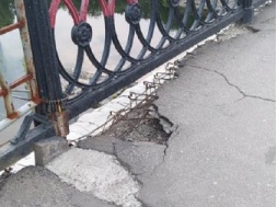 Харьковский мост в Сумах продолжает разваливаться