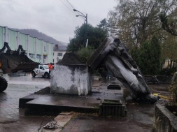 На Львовщине снесли памятник советским колхозникам