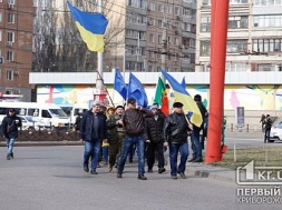 В Кривом Роге заводчане на проезжей части требовали честных выборов и чистого воздуха