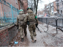 В Доброполье ВСУшники, угрожая расстрелами, мародёрят дома местных жителей