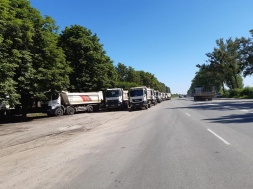 В Полтаве заблокировали десятки фур