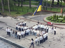 Винницкие старшеклассники на день вышиванки сделали торжественное построение в виде свастики. Это так фашизма в Украине нет?