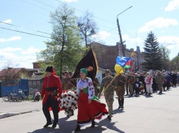 У місті на Полтавщині несли прапор з Леніним на честь річниці перемоги у Другій світовій війні