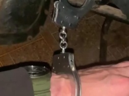 В Полтаве «Военная служба правопорядка» транспортирует пойманных дезертиров прикованными наручниками, а потом садит в клетки