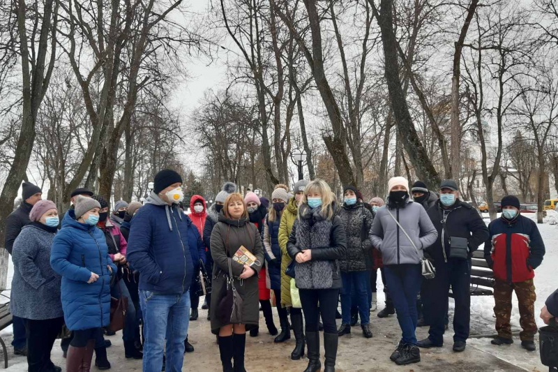 “Ми втомились від бруду!”: у Глухові пройшов мітинг на підтримку вчительки