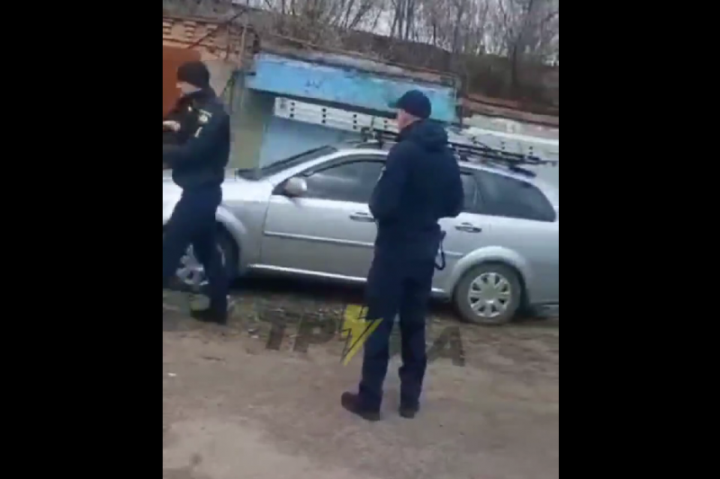 В Александрии Кировоградской области ТЦКашники уже 2-е сутки удерживают в машине мужчину