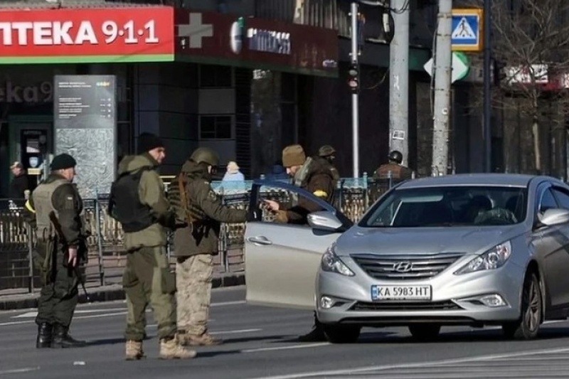 В Тернополе мужчина сбил двух ТЦКашников и скрылся
